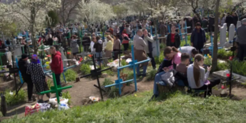 En Moldavie, la Pâque des morts rassemble les familles au cimetière