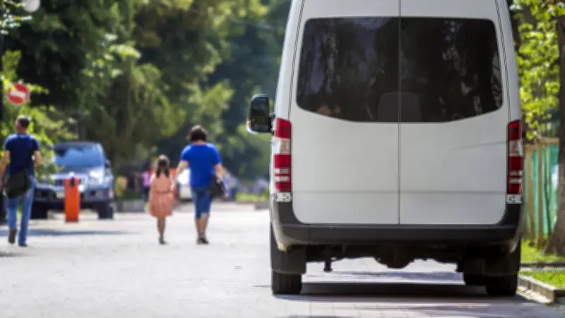 Enfant séquestré dans une camionnette : son père utilisait sa chambre comme entrepôt de confiserie