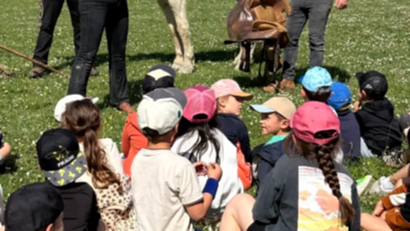 Enfants découvrent les traditions camarguaises à Montfrin