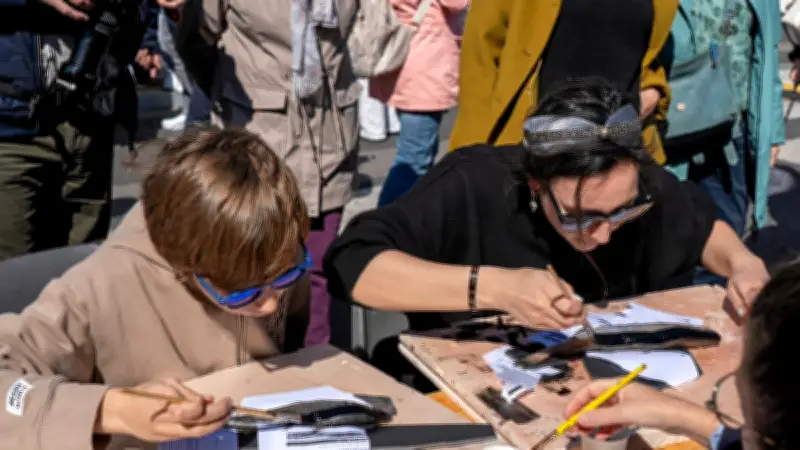 Escale à Sète 2026 : l'art japonais du Gyotaku fascine les visiteurs avec ses empreintes de poissons