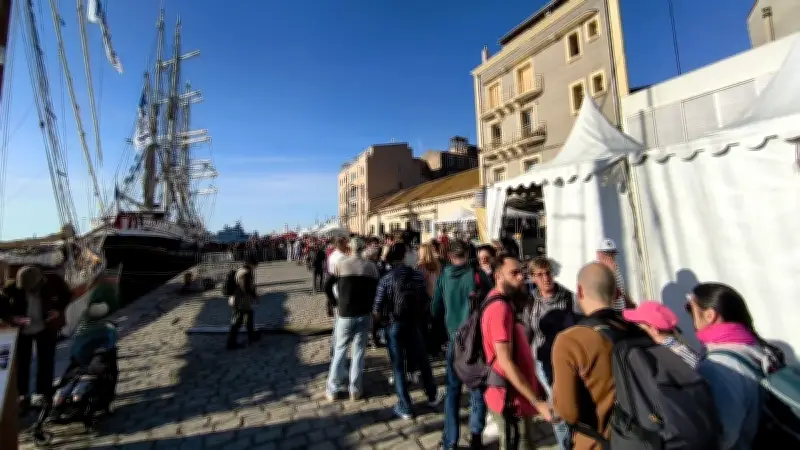 Escale à Sète 2026 : Une file d'attente impressionnante pour le Belem avant l'ouverture
