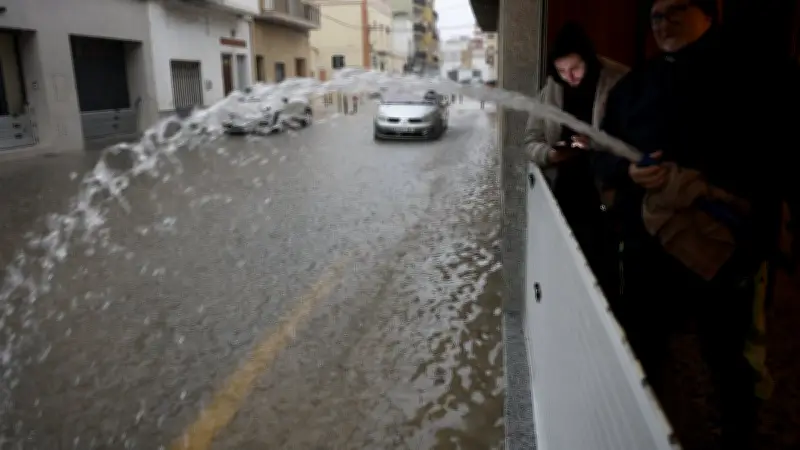 Espagne : pluies diluviennes, un mort et deux disparus, alerte maximale maintenue