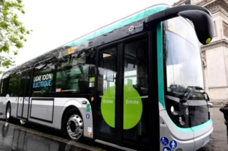 Essonne : un bus tombe dans la Seine, quatre personnes secourues