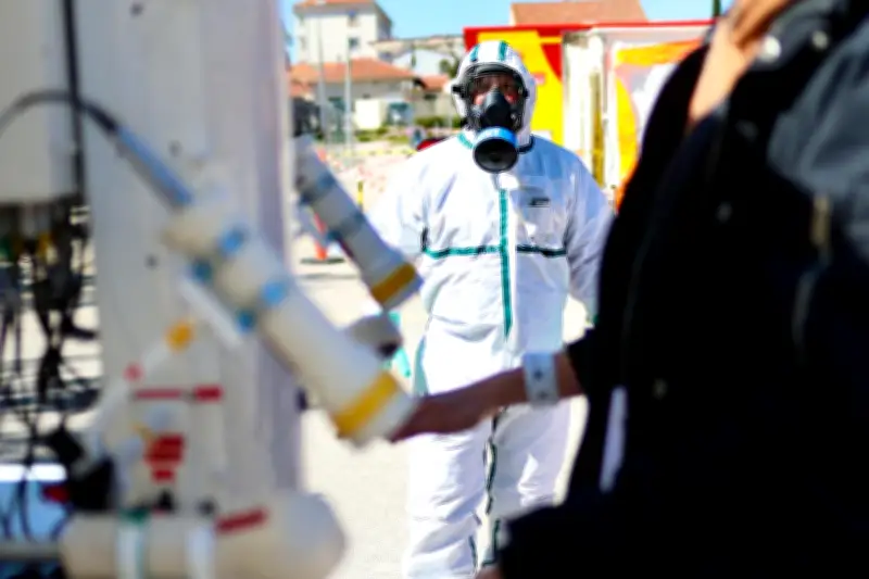 Exercice nucléaire à Toulon : 200 collégiens simulent une décontamination grandeur nature
