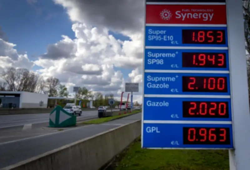 Explosion des prix à la pompe : les partis politiques divisés sur les solutions