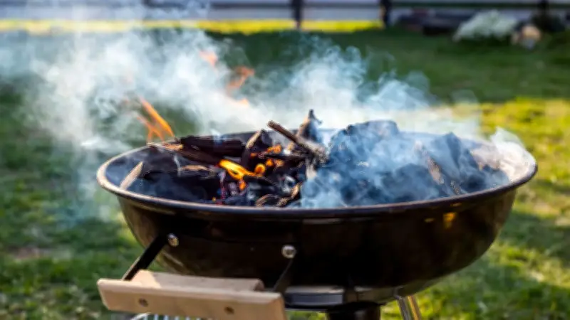 Explosion d'un barbecue à l'essence : un homme gravement brûlé et une femme blessée