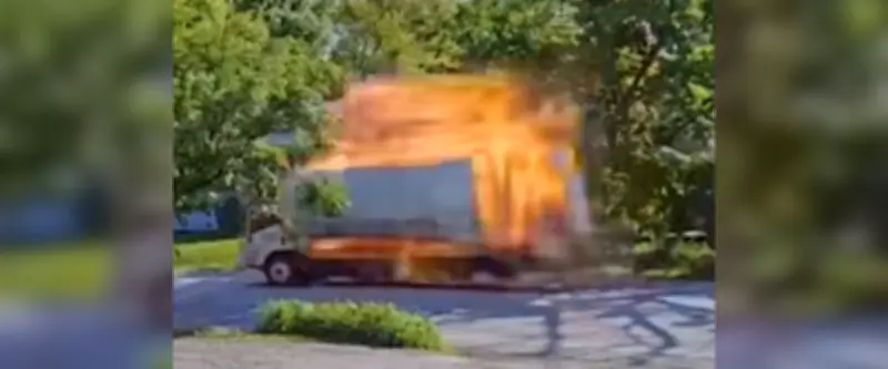 Explosion spectaculaire d'un camion de location dans l'Illinois
