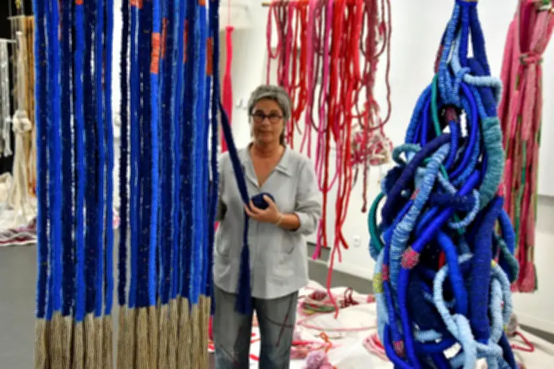 Exposition textile poétique sur la régénération des forêts à la médiathèque