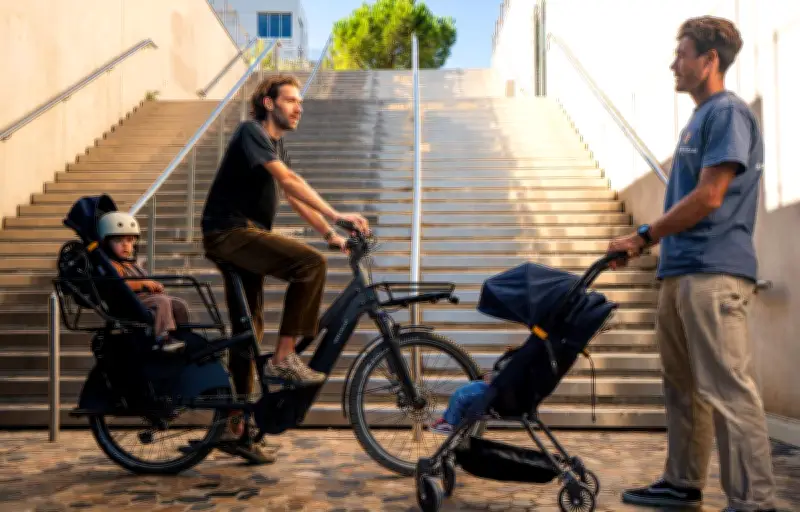 Faar Ride : la poussette qui se transforme en siège vélo arrive en France