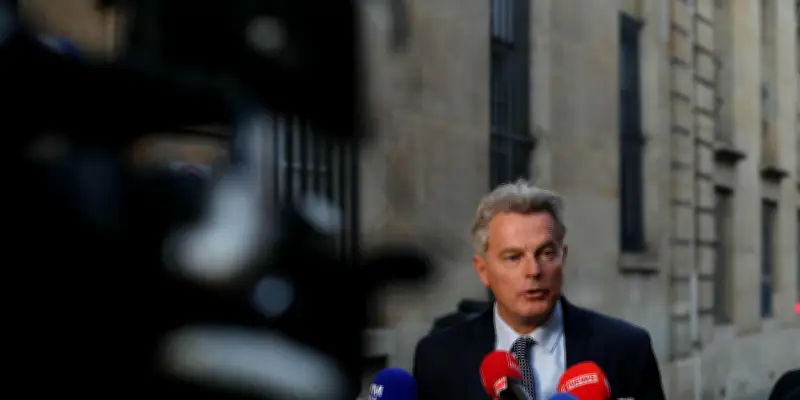 Fabien Roussel critique la vision de Mélenchon, dénonçant un enfermement dans des déterminismes