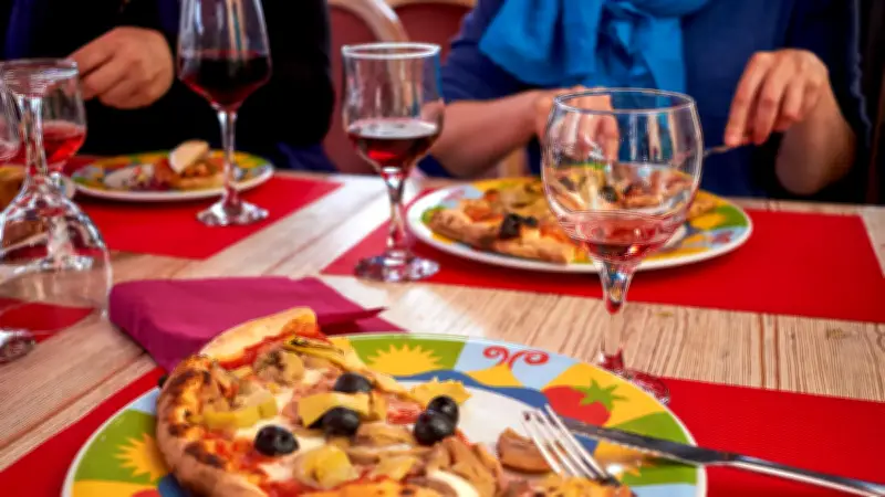 Face à la flambée des carburants, un restaurant de la Loire offre des bons d'achat pour attirer les clients