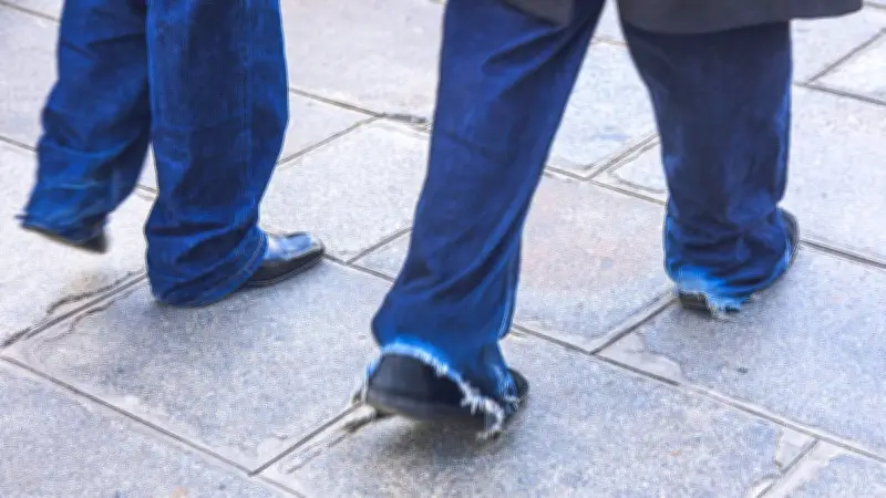 Farce au travail : baisser le pantalon d'un collègue mène à une amende