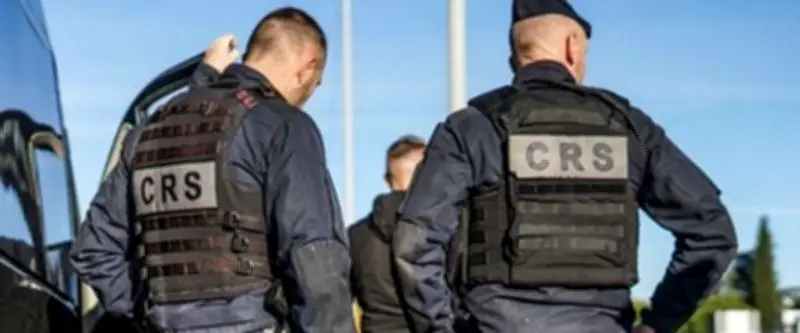 Feria de Nîmes : un homme ivre provoque les CRS et fait chuter deux policiers