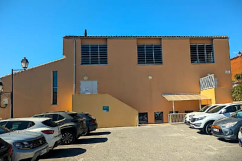 Fermeture immédiate de la salle des fêtes du Var : un coup dur pour les associations locales