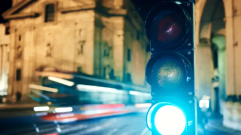 Feu blanc dans le trafic : l'Europe teste une quatrième couleur pour les véhicules autonomes