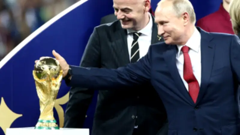 Fifa : Infantino appelle à lever la suspension de la Russie et défend Trump
