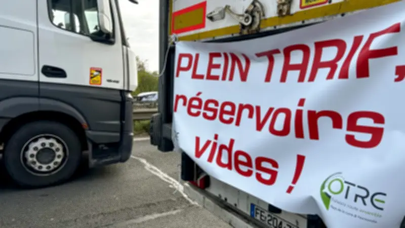 Flambée des prix des carburants : les routiers multiplient les blocages en France