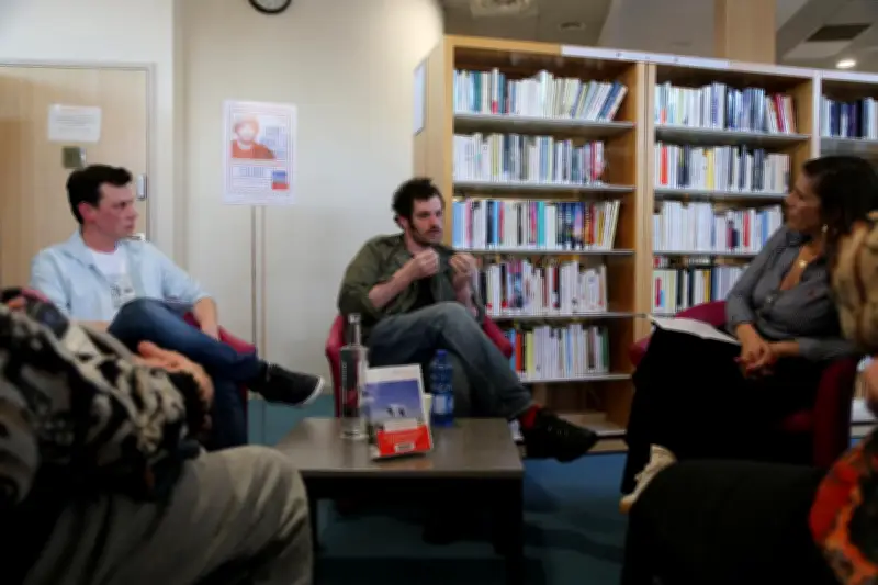 Félix Moati présente son premier roman « Voir clair » à la médiathèque de Brignoles