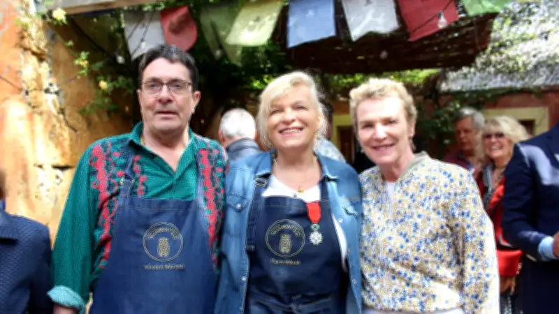 Flora Mikula reçoit la Légion d'honneur des mains d'Élise Lucet à Aigues-Mortes