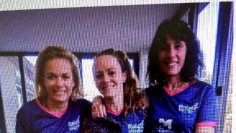 Florence, Cécile et Marie remettent un chèque à l'association Martinou Le Crapouillou