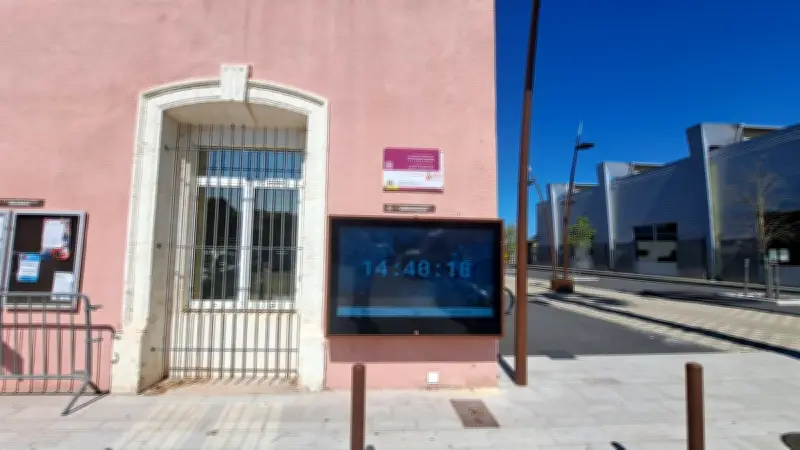 Florensac adopte l'affichage intelligent pour une mairie plus accessible
