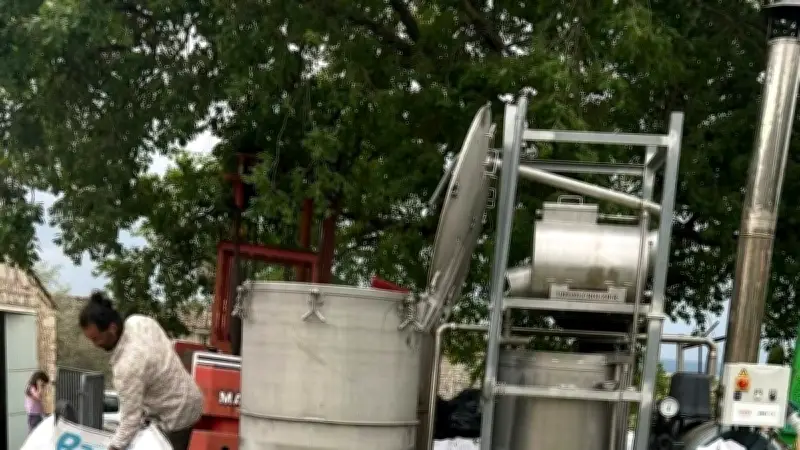 Foire aux fleurs et distillation de romarin à Aubussargues