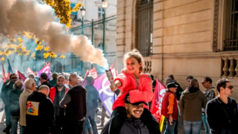 Forte mobilisation devant la préfecture du Gard pour la Verrerie du Languedoc