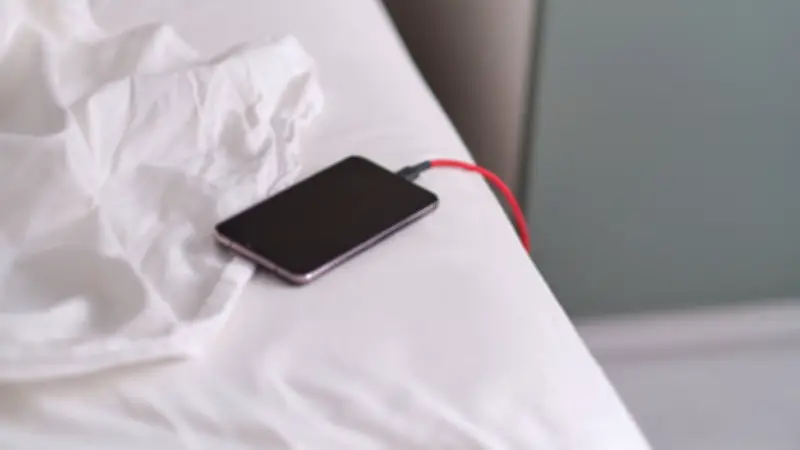 Foudre et téléphone : une jeune femme électrocutée dans son lit en Alabama