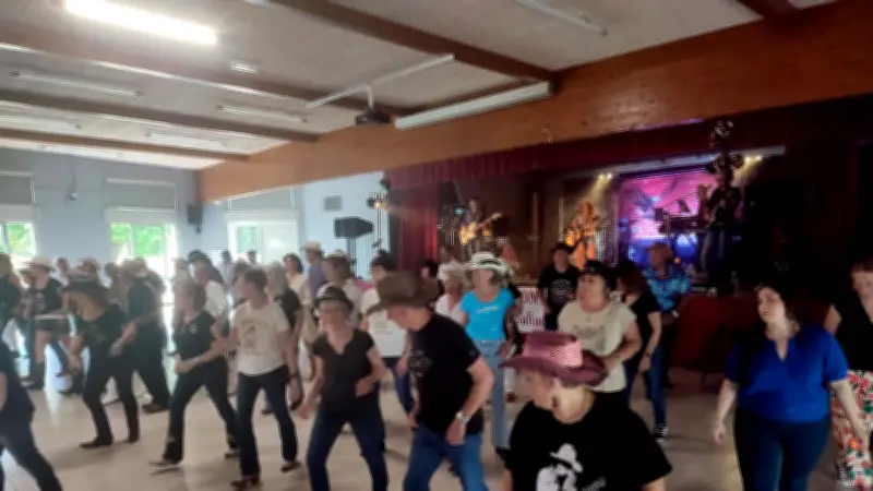 Foule au festival country et vide-greniers à Salindres