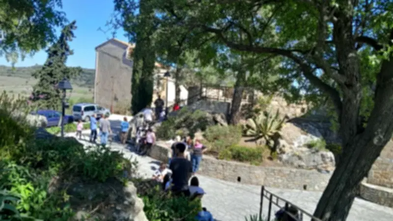 Fouzilhon célèbre Pâques avec une chasse aux œufs printanière dans ses ruelles médiévales