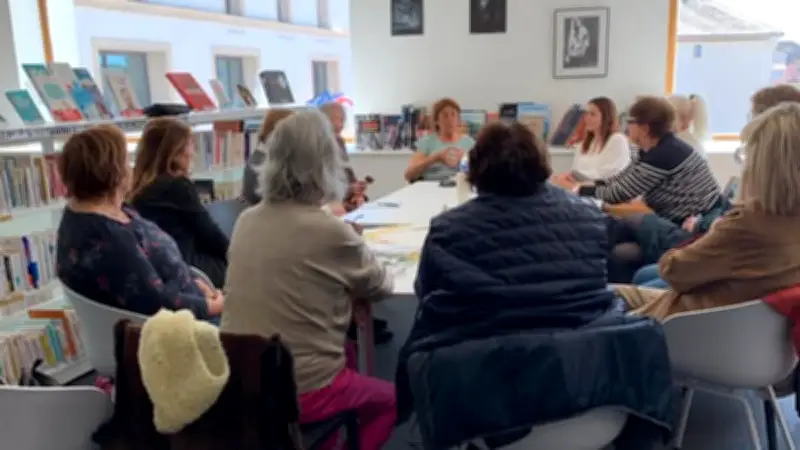 France De Bresse partage ses secrets d'écriture lors d'une rencontre littéraire à Sauvian