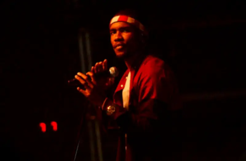 Frank Ocean explore la vulnérabilité masculine dans 'Les Garçons ne Pleurent Jamais'