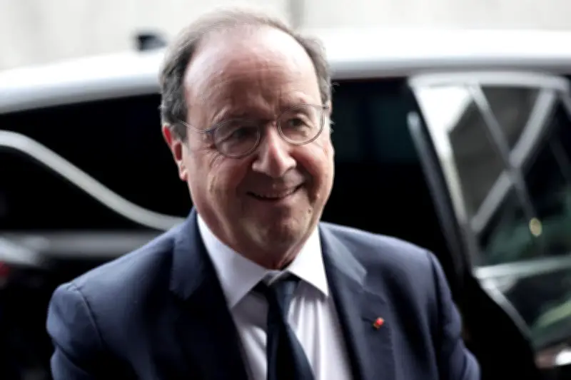 François Hollande plaide pour un compromis budgétaire 2027 avec le PS dès maintenant