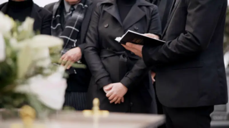 Fraude au deuil : une escroquerie qui exploite la vulnérabilité des familles endeuillées
