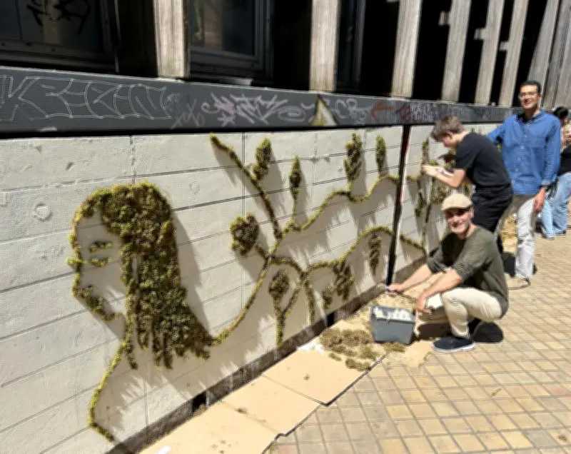 Fresque végétale au lycée des Menuts : une œuvre collective en mousse naturelle