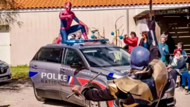 Frontignan célèbre l'autisme avec une chaîne humaine bleue et une journée inclusive