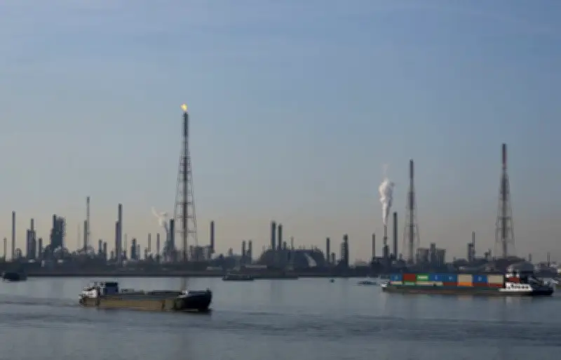Fuite de pétrole à Anvers : le trafic portuaire partiellement paralysé en Belgique