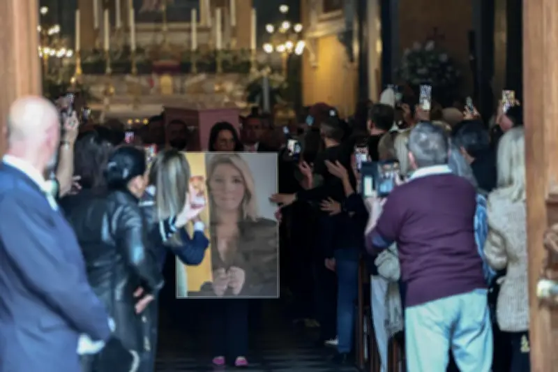 Funérailles de Loana, première gagnante de Loft Story, à Nice en présence de fans et d'anciens candidats