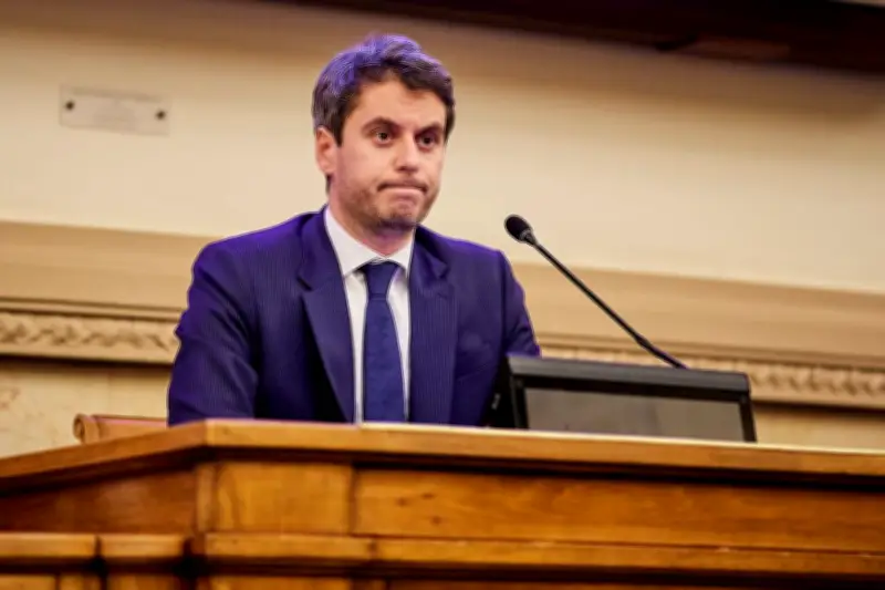 Gabriel Attal assume être devenu de droite pour survivre politiquement