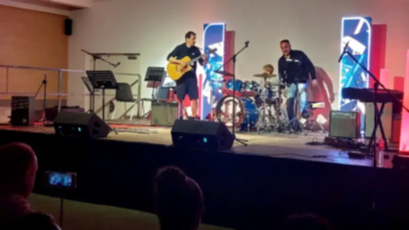 Gala rock de Gigean : les élèves et professeurs électrisent la salle polyvalente