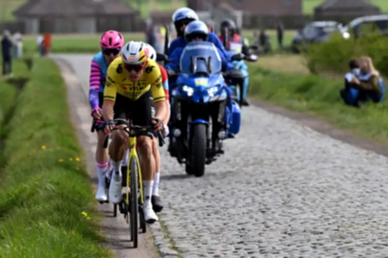 Ganna souffle la victoire à Van Aert, maudit dans les derniers mètres de la course