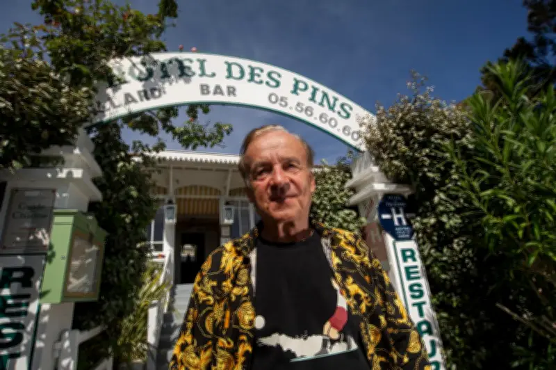Gernot Rohr, l'ancien entraîneur des Girondins, célèbre 30 ans à la tête de l'Hôtel des pins au Cap Ferret