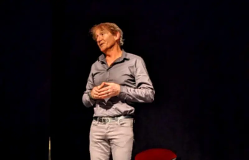 Gilles Llerena présente « Les Chicoufs » au café associatif des Chênes