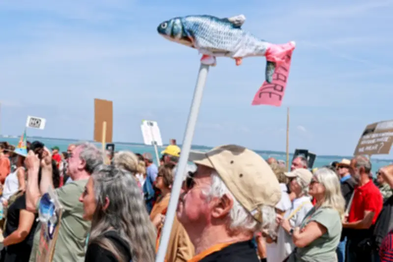 Gironde : la mobilisation contre la ferme à saumons ne faiblit pas