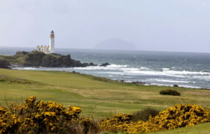 Greenpeace installe des éoliennes sur un golf de Trump pour dénoncer les profits pétroliers