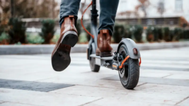 Grenoble : un agresseur en trottinette blesse grièvement deux hommes au couteau avant de fuir