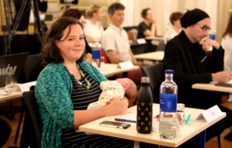 Grossesse et politique : comment les femmes élues concilient maternité et mandats