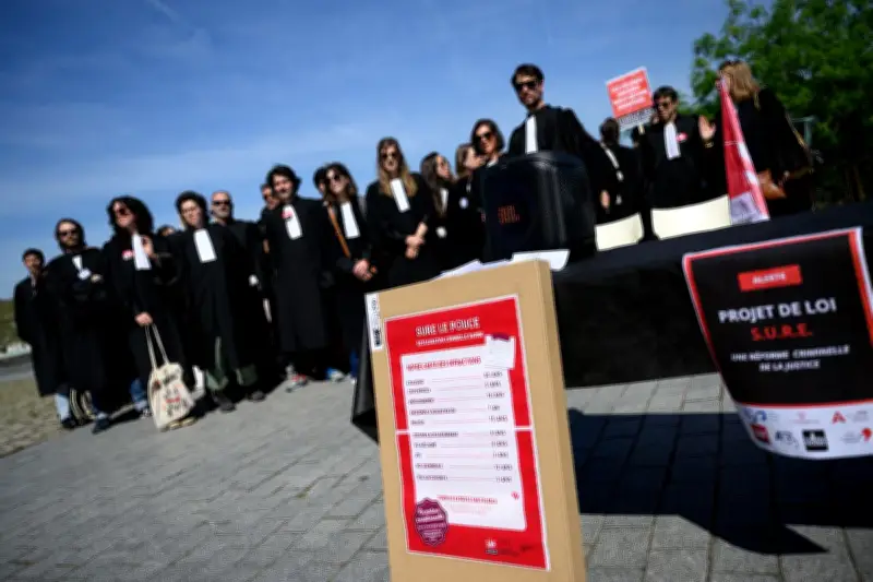Grève des avocats contre la loi SURE : mobilisation nationale devant le Sénat