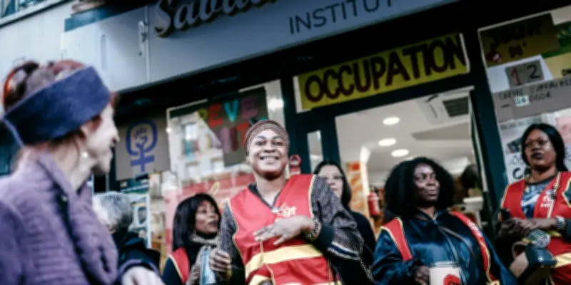 Grève d'un mois à Paris : des coiffeurs sans-papiers dénoncent leur exploitation