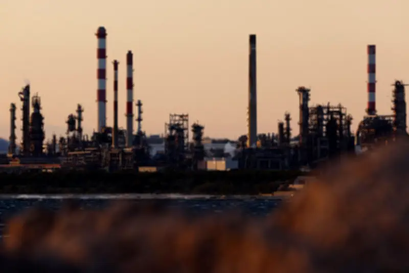 Guerre au Moyen-Orient : commerce iranien paralysé, pétrole en baisse et pourparlers tendus